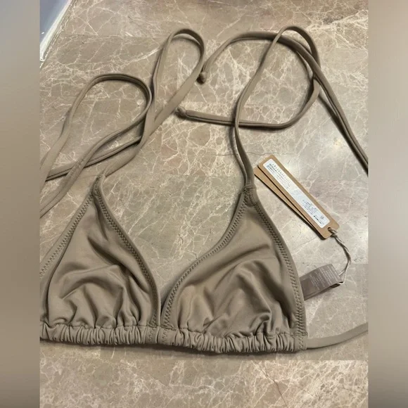 SKIMS SIGNATURE SWIM
TRIANGLE TOP - Picture 3 of 6